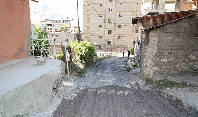 Hakkari'de bir semt ilk defa asfalta kavuşuyor