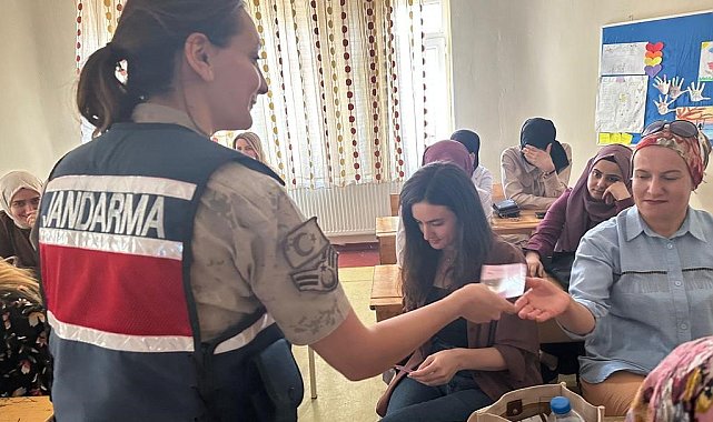 Hakkari'de jandarma ekiplerinin bilgilendirme çalışmaları davam ediyor