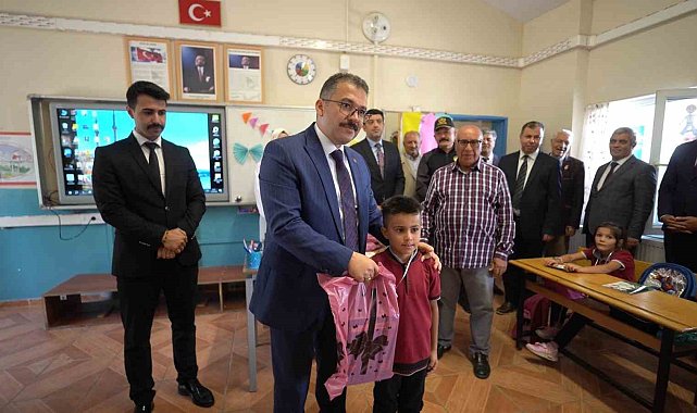 Iğdır'da ilk ders zilini Vali Turan, öğrencilerle birlikte çaldı