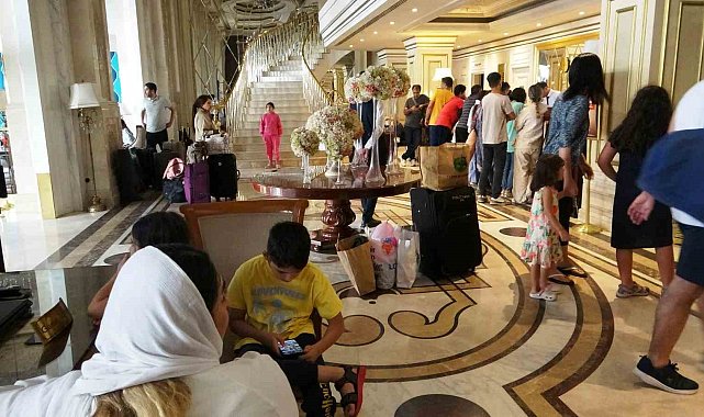 İranlı turistler Van esnafının yüzünü güldürdü