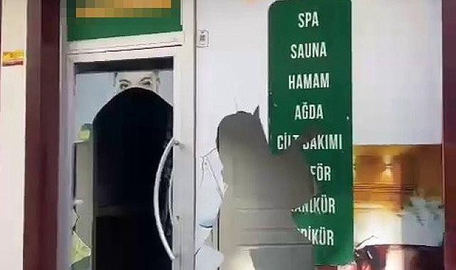 İstanbul'dan gelen baba masaj salonunu bastı: Ortalık savaş alanına döndü