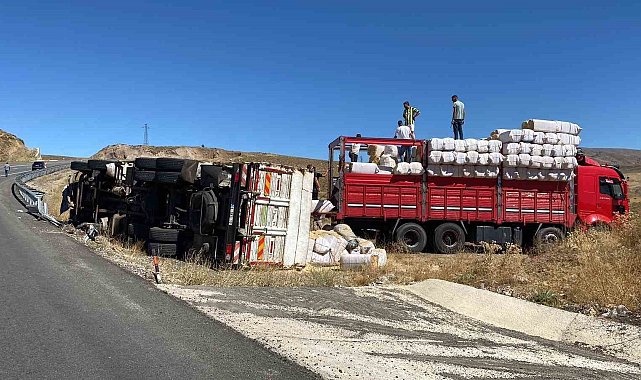 Karlıova'da saman yüklü kamyon devrildi