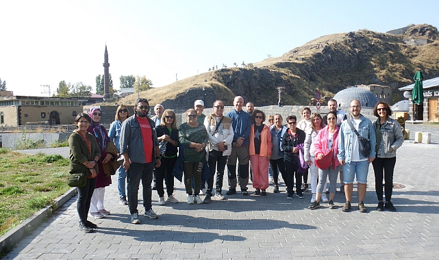 Kars'ı gezen ziyaretçiler memnuniyetle ayrılıyor