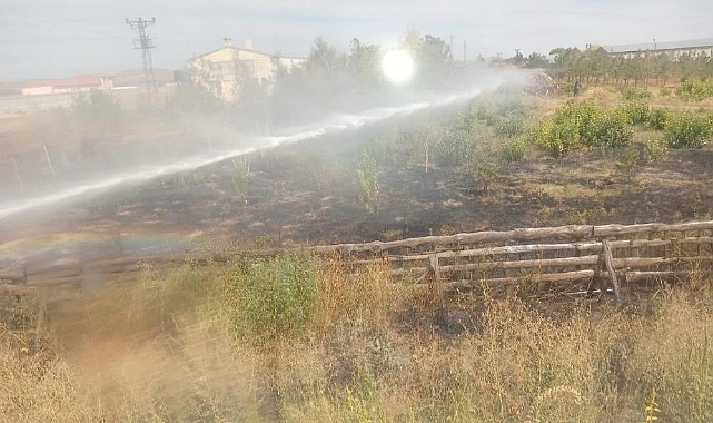 Kars'ta çıkan 2 ayrı anız yangını söndürüldü