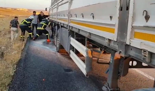 Kars'ta hareket halindeki tırın lastikleri alev aldı