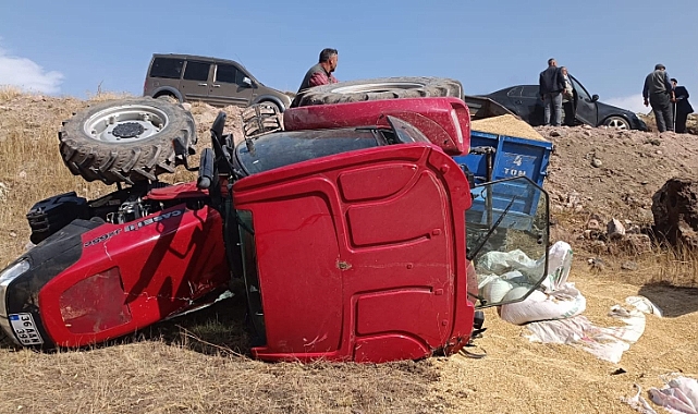 Kars&#039;ta tahıl yüklü traktör devrildi, 2 kişi yaralandı