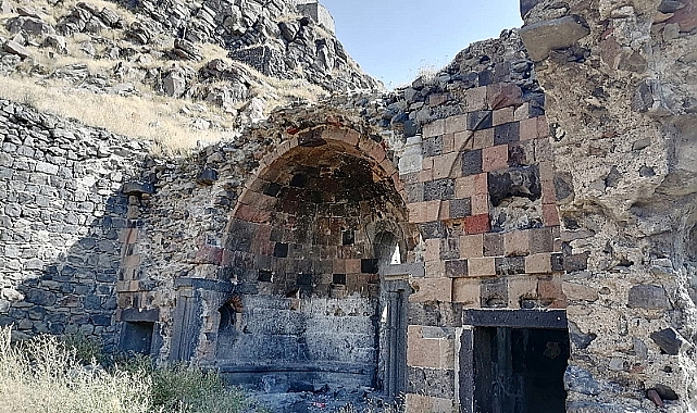 Kars'ta Tarihi Kızıl Kilise yağmalandı