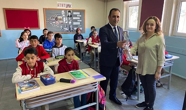 Kars Valisi Polat'tan öğretmenlere karanfil