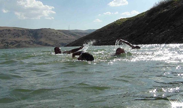 Sarıkamış'ta sıcaktan bunalan vatandaşlar barajda serinliyor