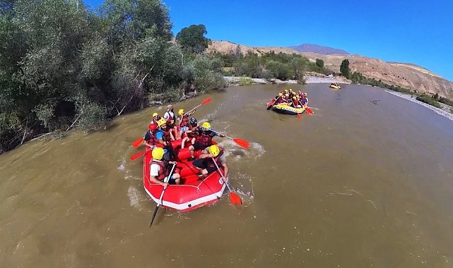 Kavurucu sıcaklarda rafting yaparak serinlediler