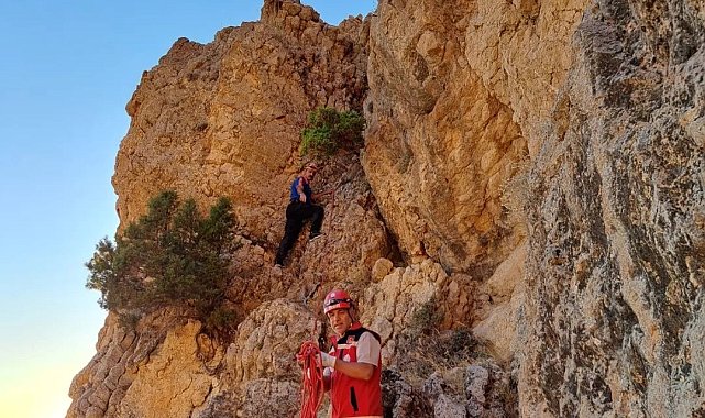 Kayalıklarda mahsur kalan kişi kurtarıldı