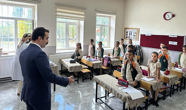 Kaymakam Akköz'ün ilk ziyareti öğrenciler oldu