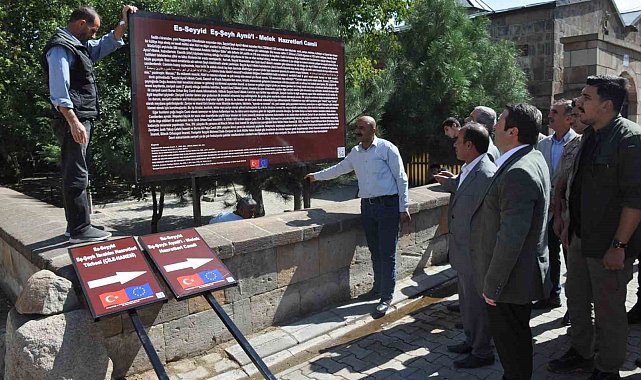 Kaymakam Ocak, tarihi Esenlik köyünü ziyaret ederek yönlendirme tabelalarının yerleştirmesini gerçekleştirdi
