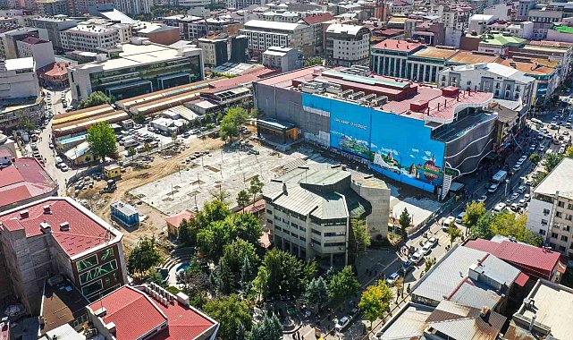 Kent meydanı açılışa hazırlanıyor