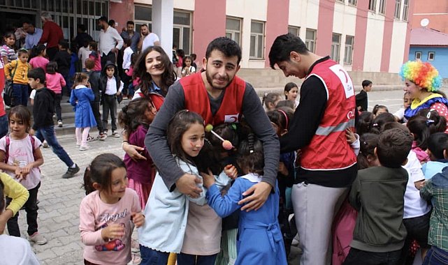 Kızılay öğrencileri ilk okul gününde yalnız bırakmadı