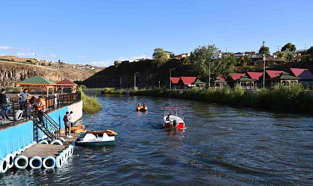 Kura Nehri'nde deniz bisikleti ve tekne keyfi