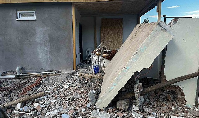 Malatya'da ağır hasarlı binanın duvarı çöktü: 1 ölü