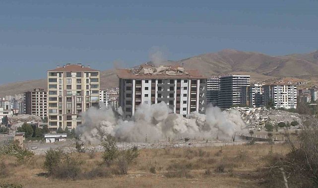 Malatya'da patlayıcı ile bina yıkımlarına devam ediliyor