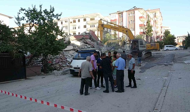 Malatya'da "Bina çöktü, iş makinesi altında kaldı" ihbarı polisi alarma geçirdi