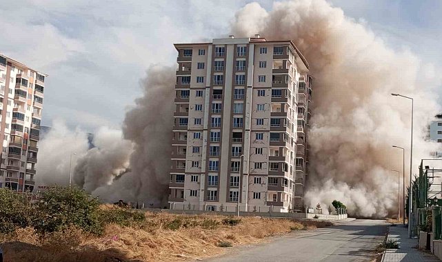 Malatya'da yüksek katlı binaların patlayıcı ile yıkımı sürüyor