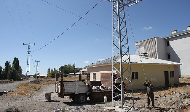 Malazgirt'te elektrik direkleri yenileniyor