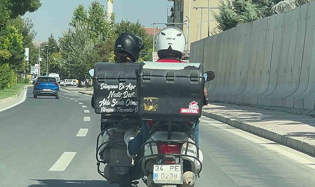 Motosikletlilerin trafikteki tehlikeli yardımlaşması kameralara yansıdı