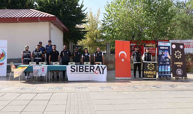 Muş polisi kurduğu stantta vatandaşlara dolandırıcılıktaki son yöntemleri anlattı