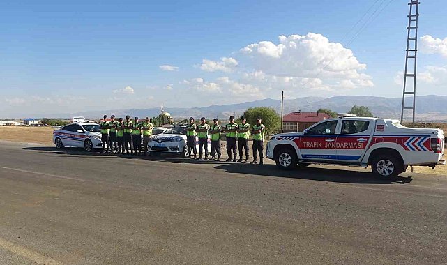 Muş'ta jandarma ekipleri, 479 öğrenciye emniyet kemerinin önemini anlattı