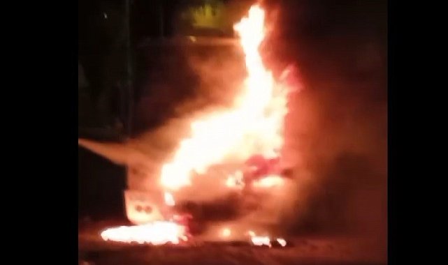 Muş'ta park halindeyken aniden hareket eden yolcu minibüsü alev topuna döndü