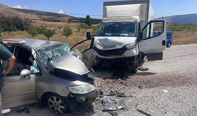 Nakliye kamyonu ile otomobil kafa kafaya çarpıştı: 4 yaralı