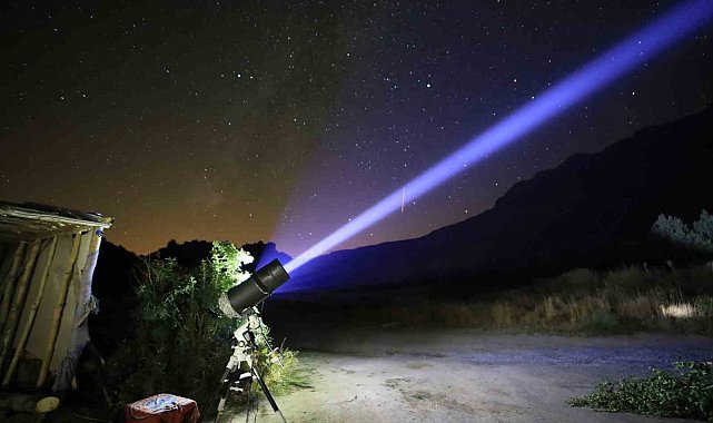 Nemrut'ta ayılar bu kez de bagajdan yiyecek çaldı