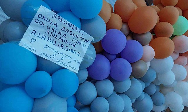 Okula başlayan öğrenciler için asılan balonlar ilgi odağı oldu