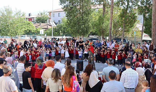 Okula yeni başlayan miniklere palyaço sürpriz