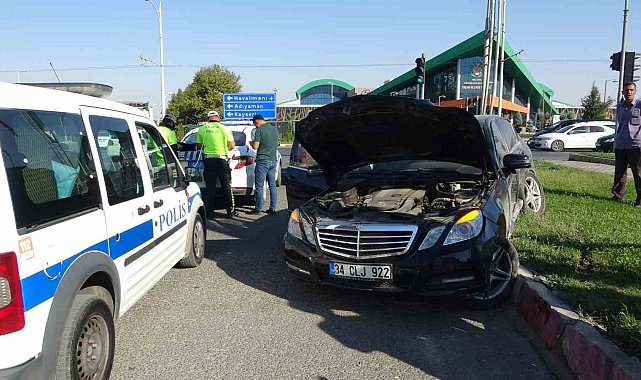 Otomobilin çarptığı araç refüje savruldu: 1 yaralı