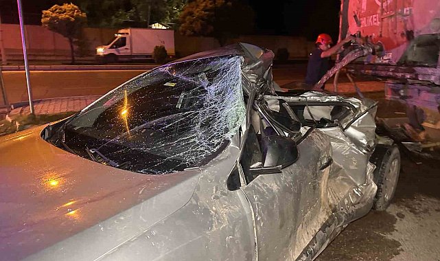 Park halindeki tankerin altına giren otomobil kağıt gibi ezildi: 1 yaralı