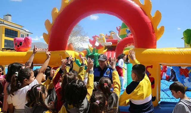 Polis ekiplerince kurulan balon parkta minik öğrenciler eğlenceye doyuyor