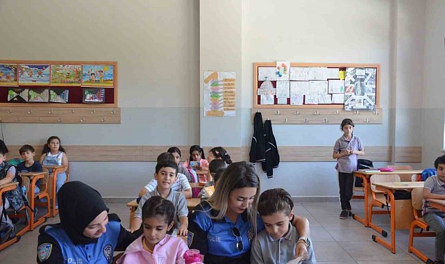 Polisten öğrencilere kitap desteği