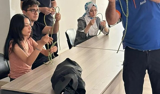 Stajyer AFAD ekipleri eğitimden geçiyor
