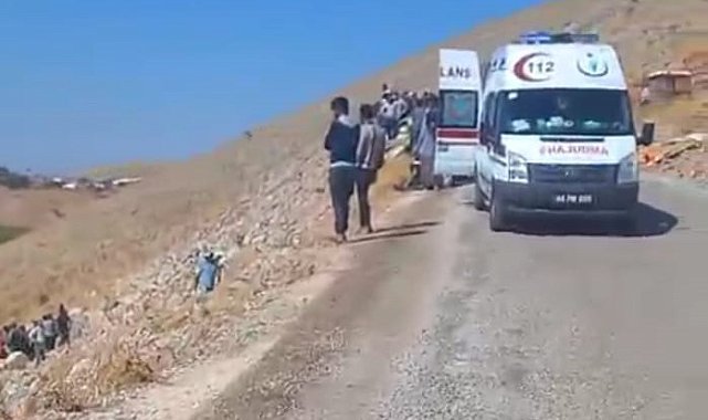 Tarım işçilerini taşıyan traktör şarampole devrildi: 2 yaralı