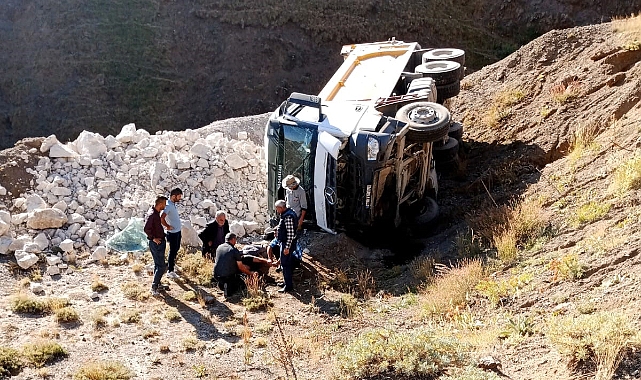 Taş yüklü kamyon şarampole devrildi