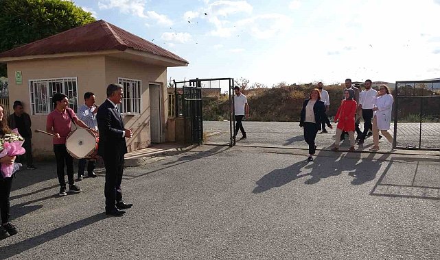Tatvan'a yeni atanan öğretmenlere davul zurnalı karşılama