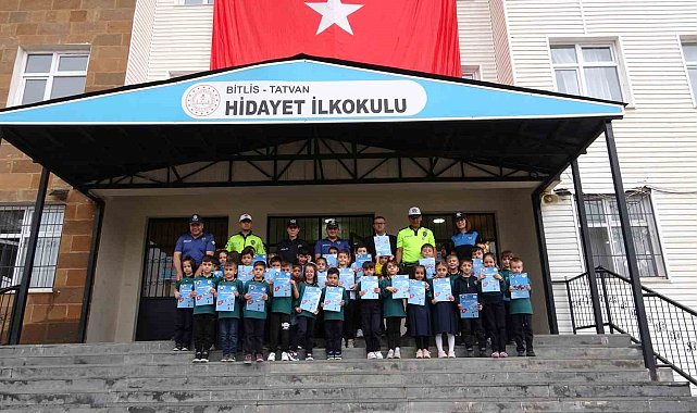 Tatvan'daki minik öğrencilere "Milli Projeler" temalı boyama kitabı dağıtıldı
