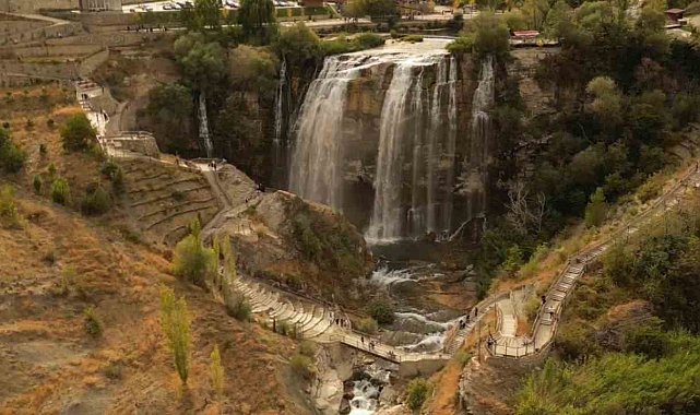 Tortum Şelalesi sonbaharın büyüsüne kapıldı
