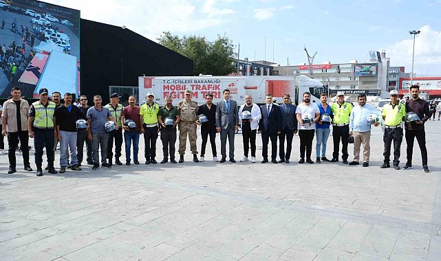 Trafik cezası olmayan motosiklet sürücülerine kask dağıtıldı