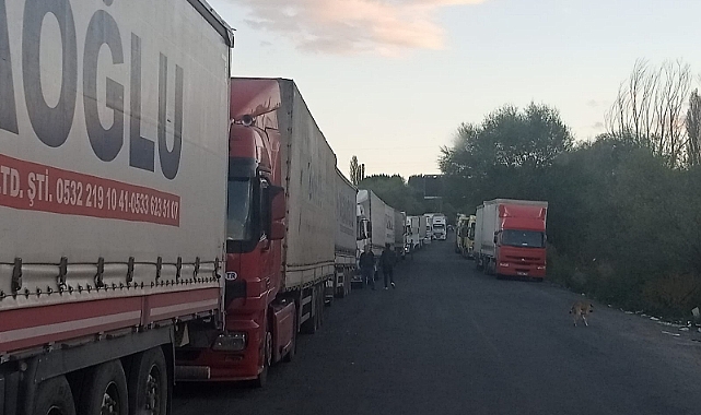 Türkgözü Gümrük Kapısı'nda Gürcistan kaynaklı tır konvoyu oluştu