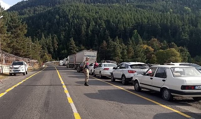 Türkgözü-Posof-Damal kara yolunda uzun ve geniş araçlar trafiği aksattı