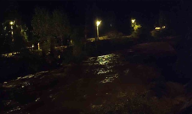 Uzundere'de sağanak yağış korkuttu