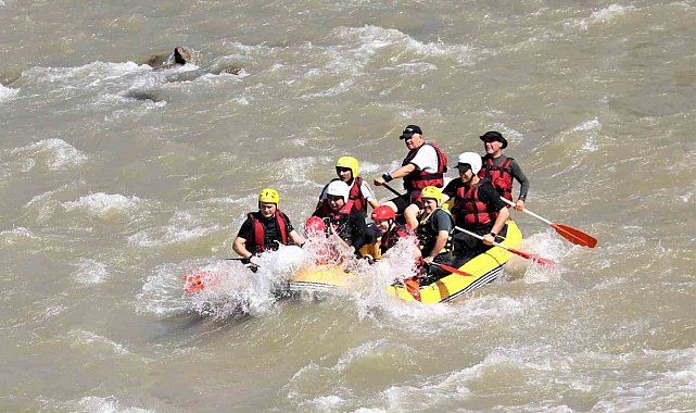 Vali Aydoğdu, Karasu Nehrinde rafting yaptı