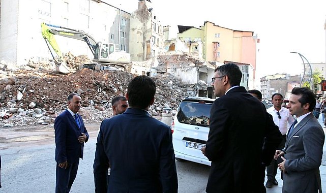 Vali Çelik, eski öğretmen evi yıkımında inceleme yaptı