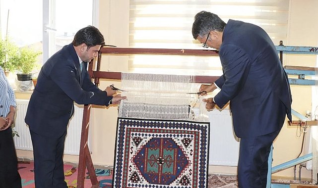 Vali Çelik, kadın kursiyerlerin yerine kilim kesti